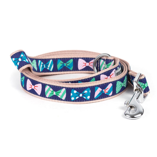 Navy blue bow tie pattern nylon dog leash coiled